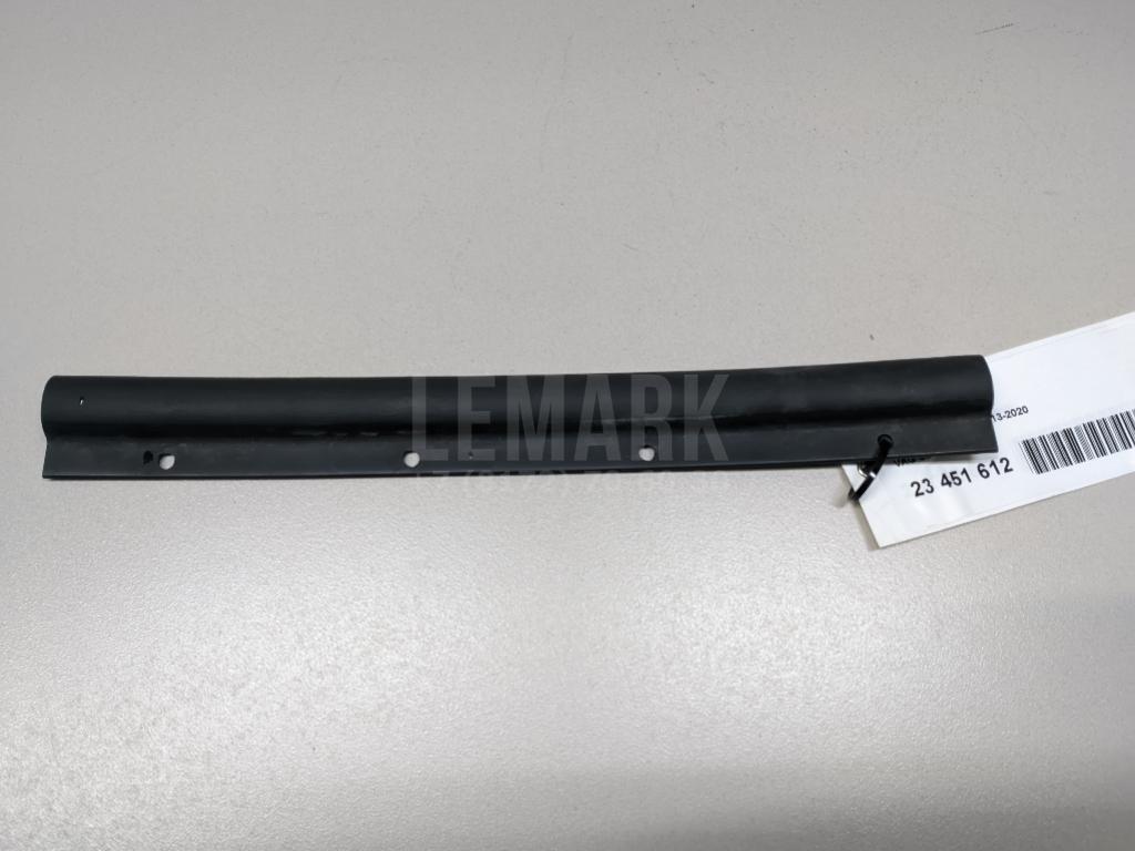 Уплотнитель капота 5E0823735A VAG