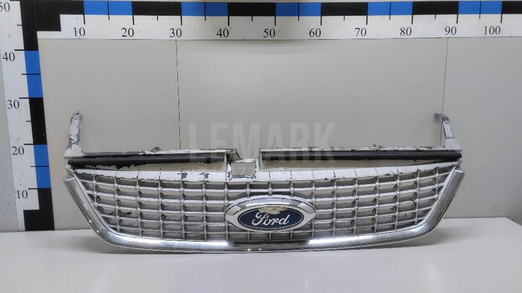 Решетка радиатора 1509301 Ford