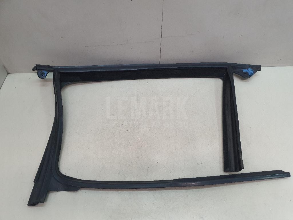 Уплотнитель стекла двери 5L0839432F VAG
