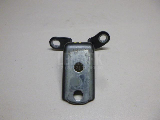 Петля двери задней правой нижняя 6877006010 Toyota