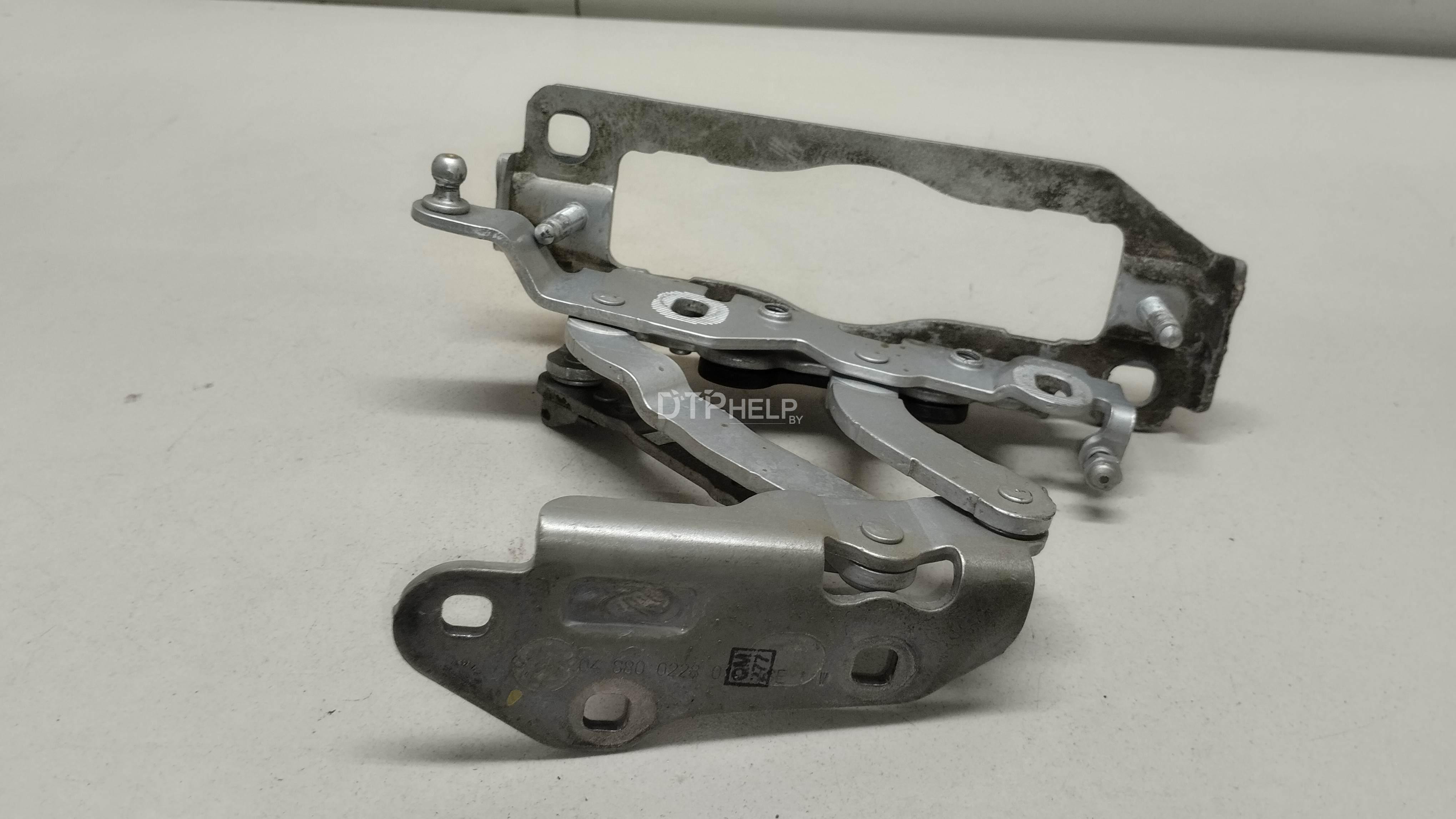 Фото Петля капота правая для Mercedes W204  2008