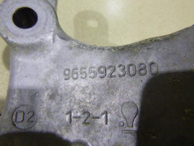 Кронштейн двигателя правый для  Citroen C4 2004-2011
