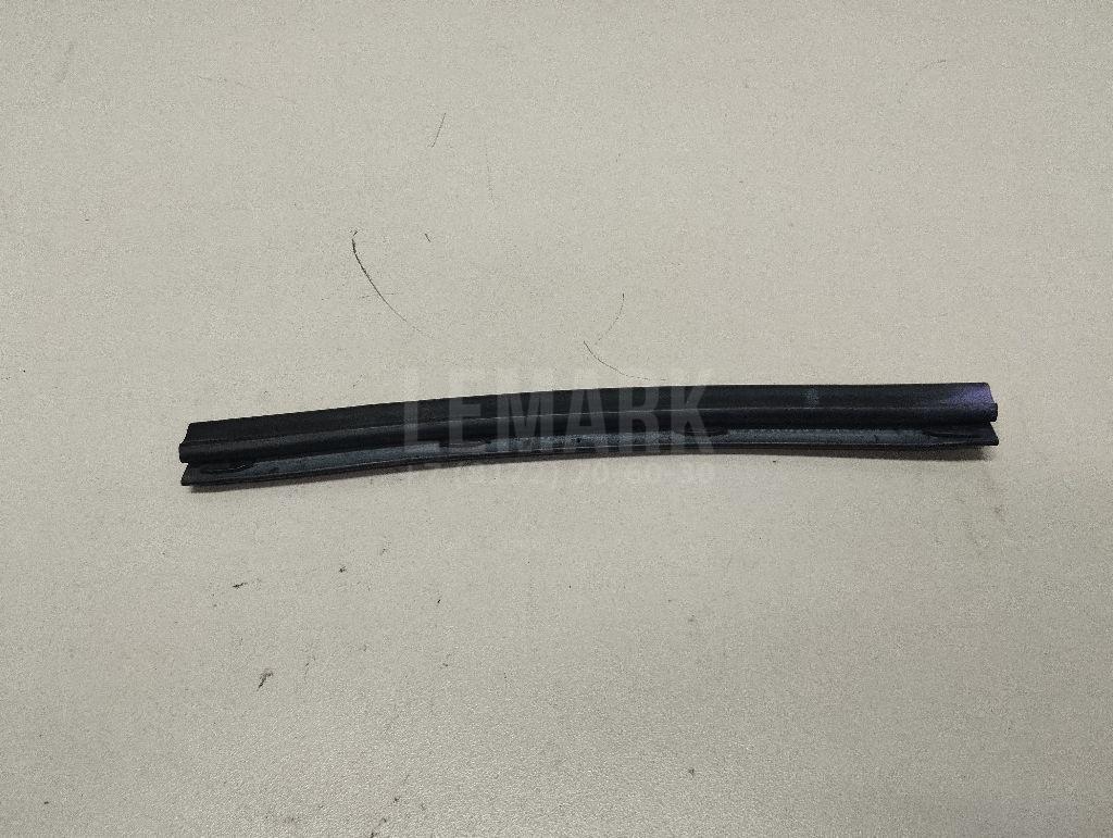 Уплотнитель капота 1T0823707C VAG