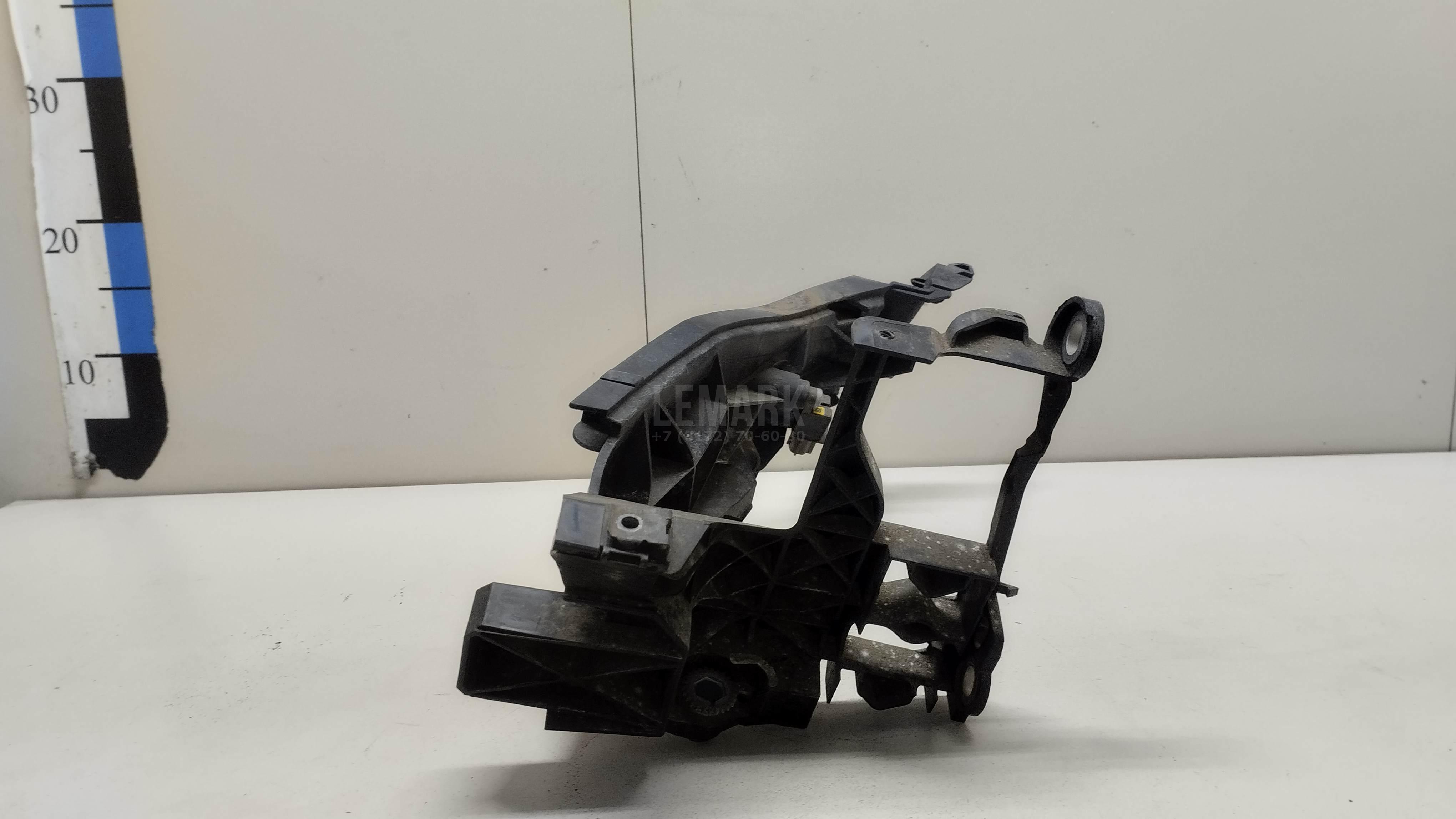 Кронштейн фар правый для  BMW 5-serie G30/G31/F90 2017-2023