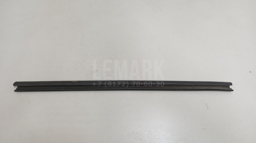 Накладка стекла заднего правого 1523457 Ford