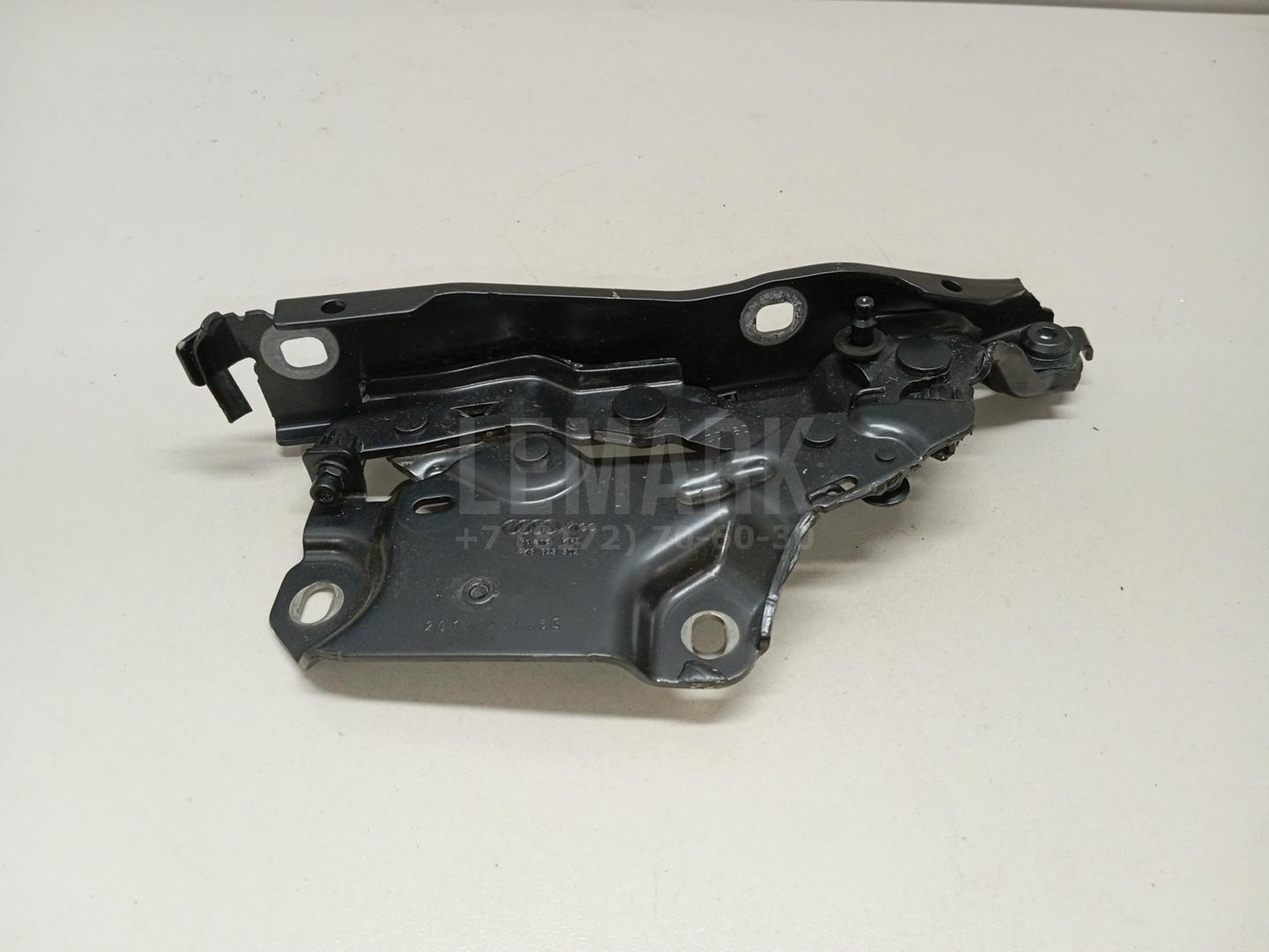 Петля капота правая для  Audi V8 1988-1994