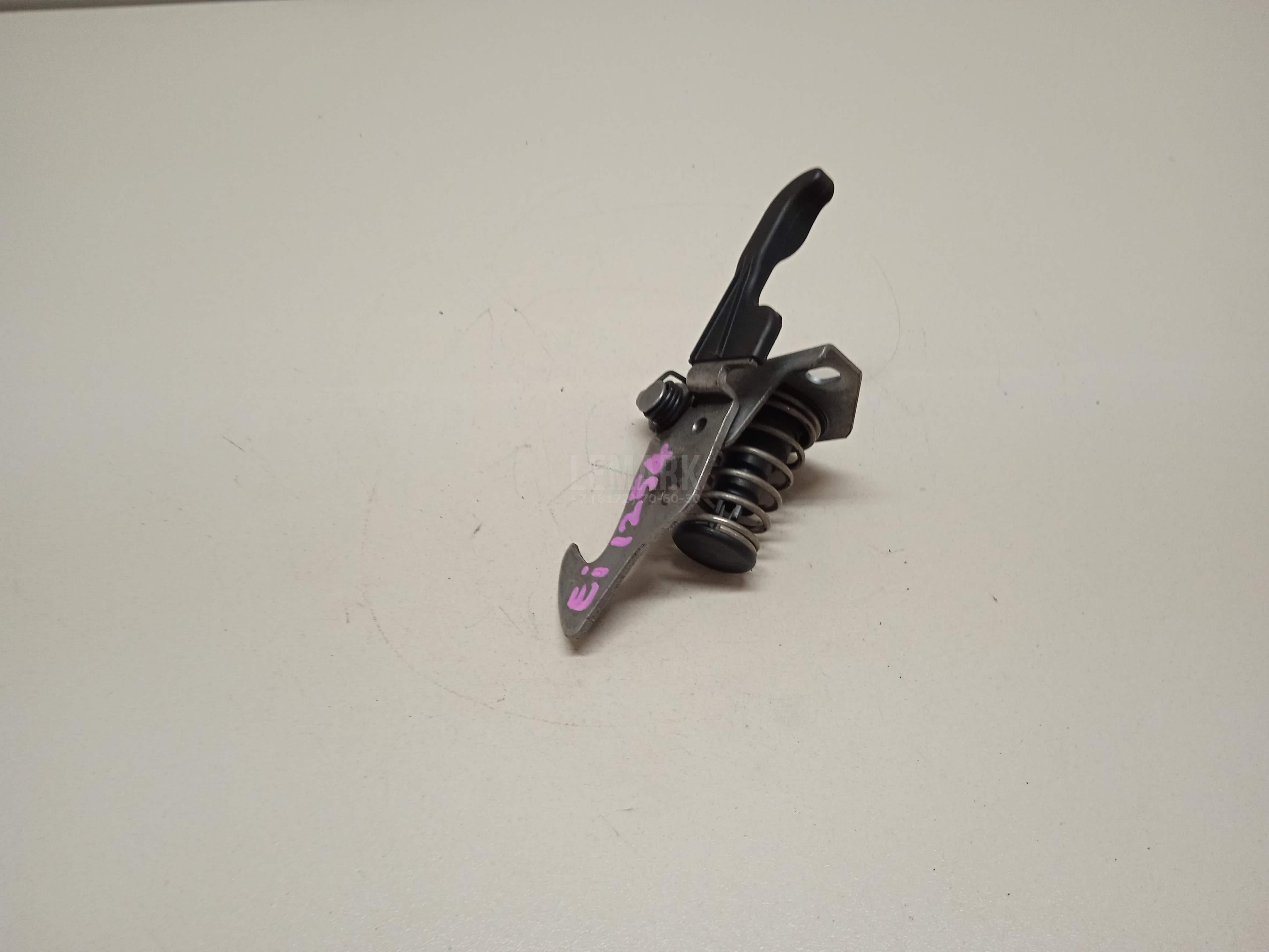 Крючок капота для  BMW 3-serie E92/E93 2006-2012