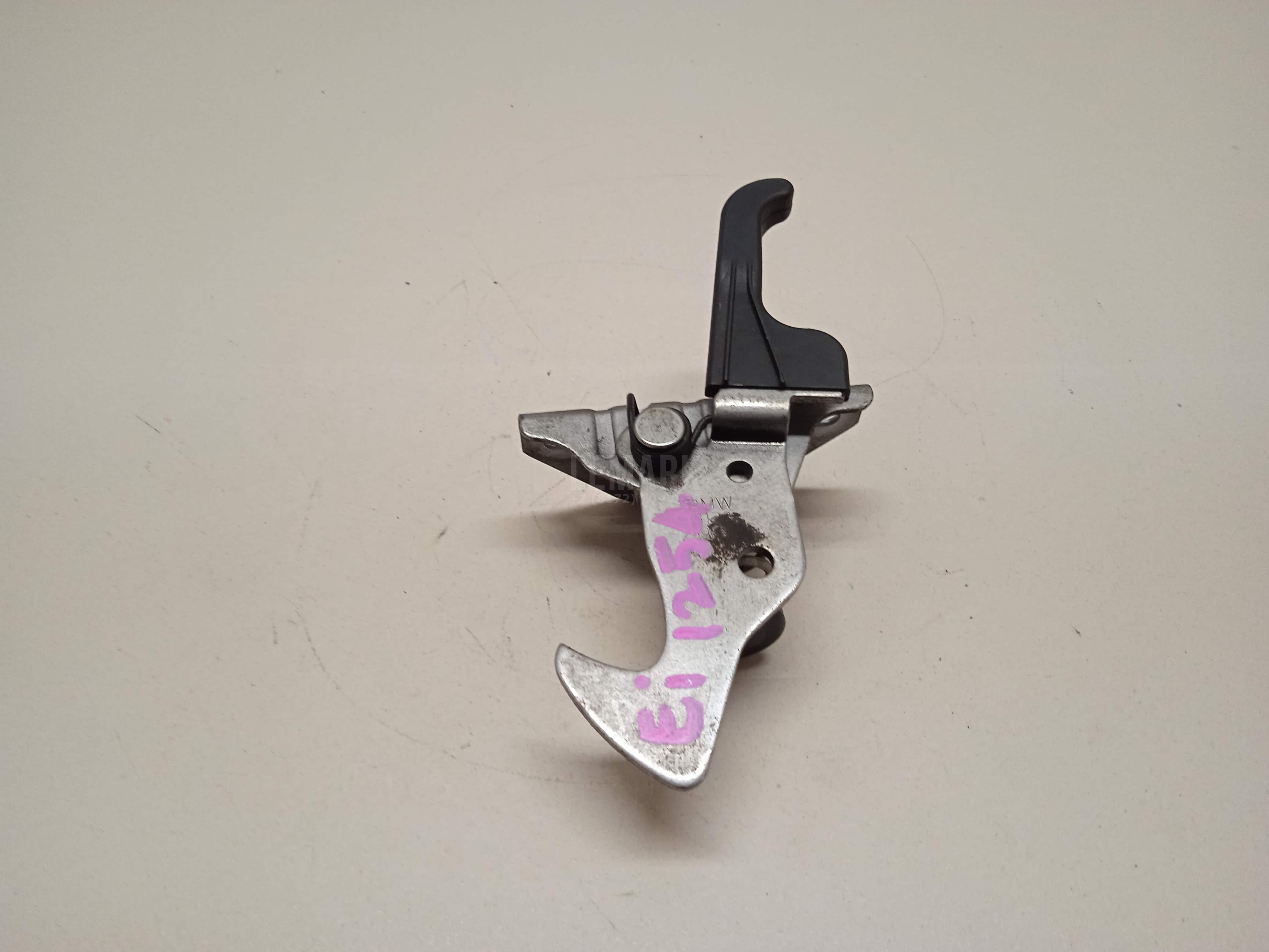 Крючок капота для  BMW 3-serie E92/E93 2006-2012