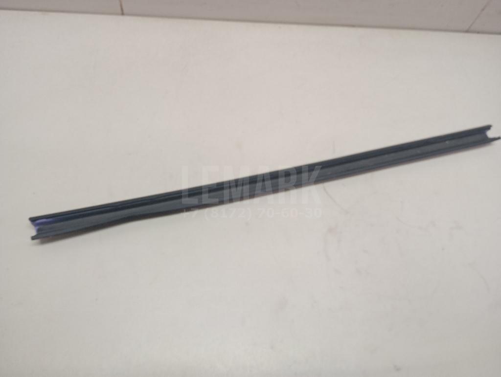 Накладка стекла заднего правого 1523457 Ford