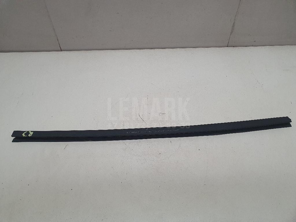 Уплотнитель стекла двери 832412P000 Hyundai-Kia