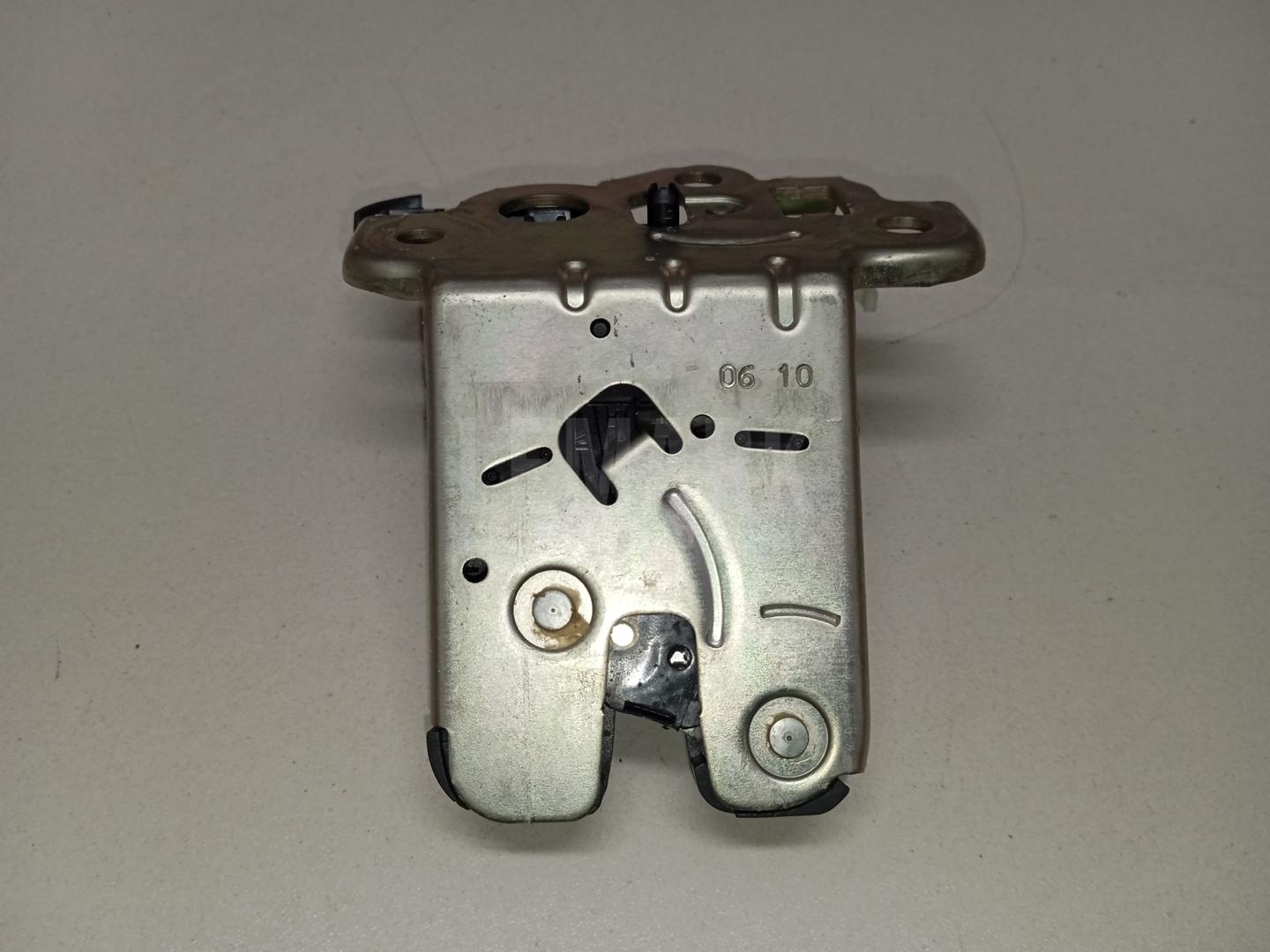 Замок багажника 8R0827505 VAG