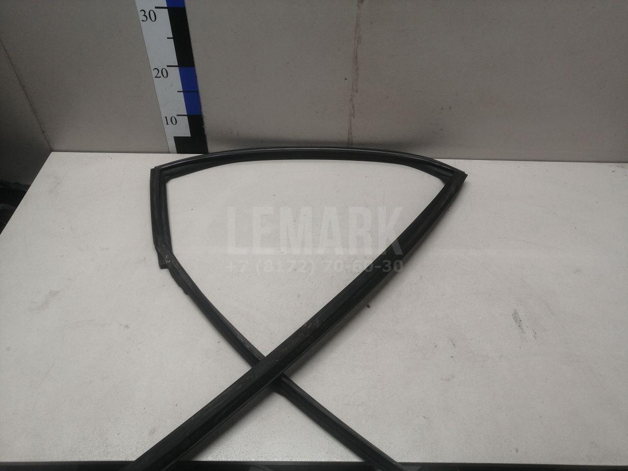 Уплотнитель стекла двери 82330JG000 Nissan