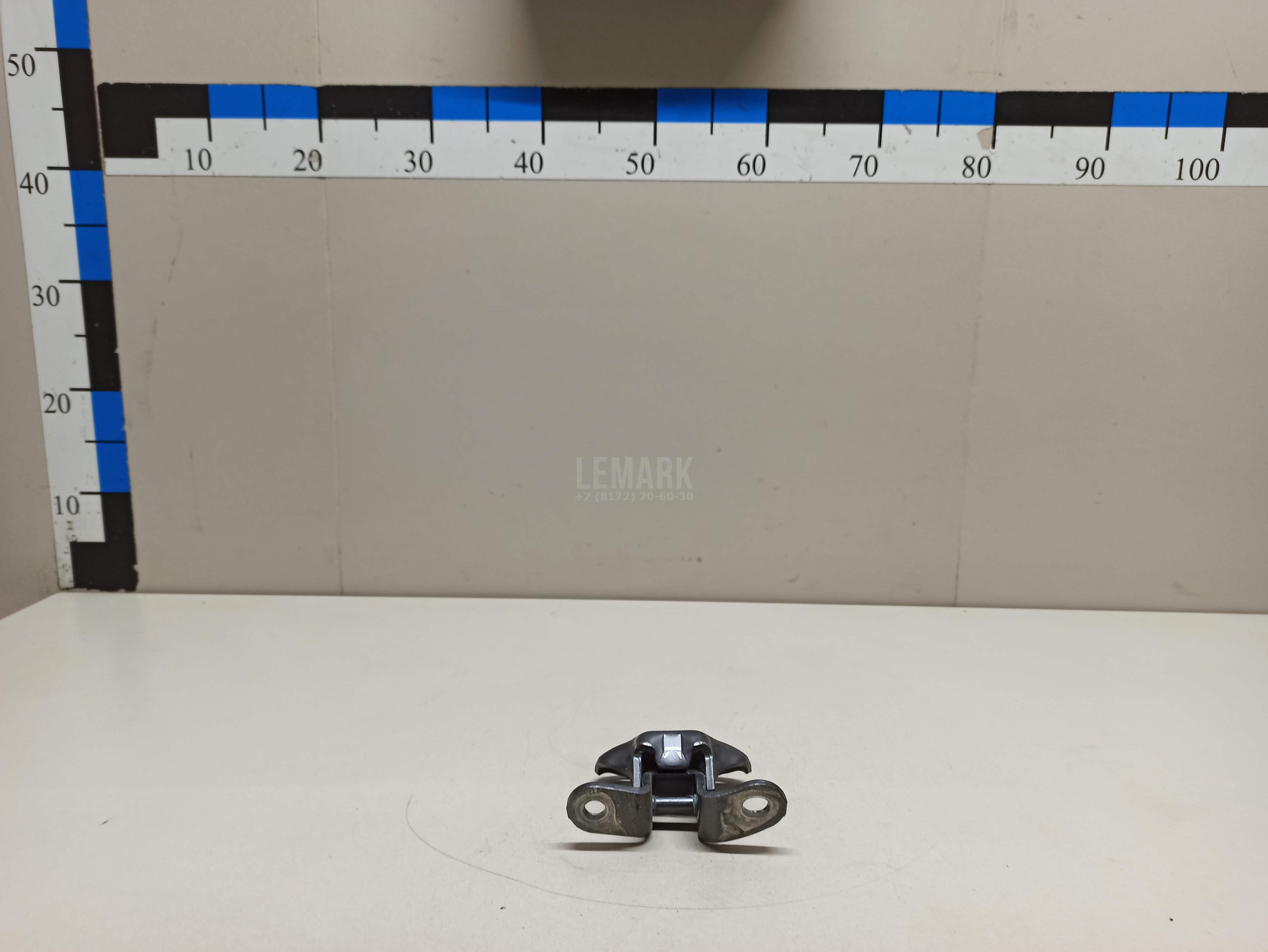 Петля двери передней правой нижняя 6873012120 Toyota