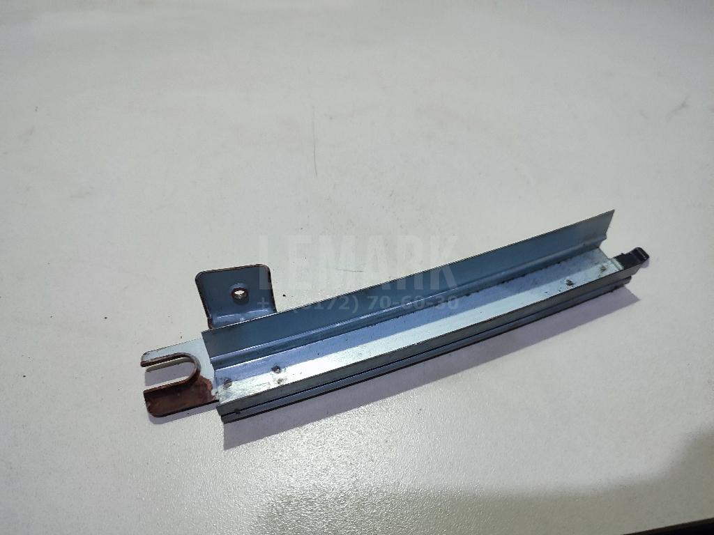 Направляющая стекла двери 82217JD000 Nissan