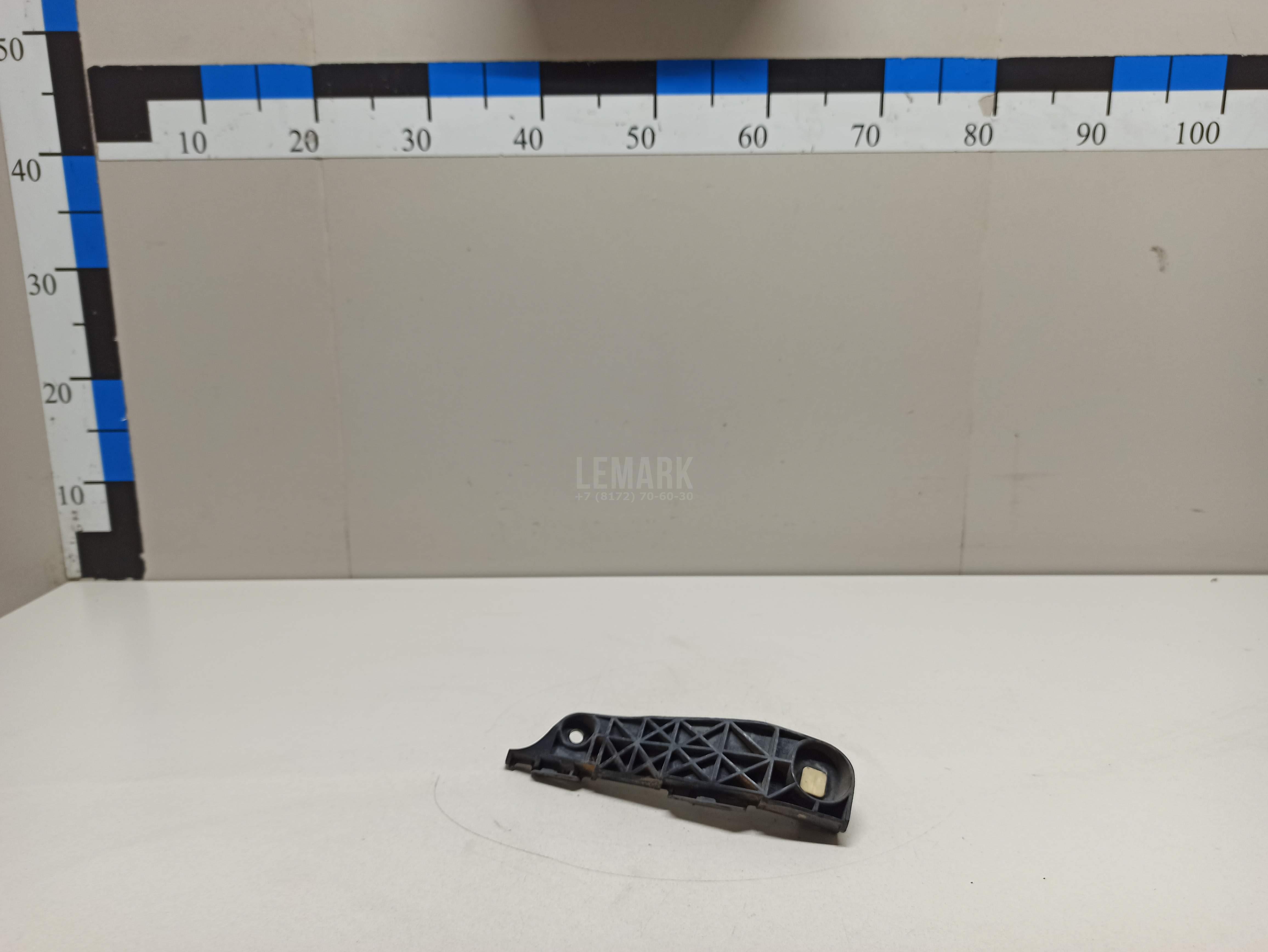 Кронштейн переднего бампера правый 525350R020 Toyota