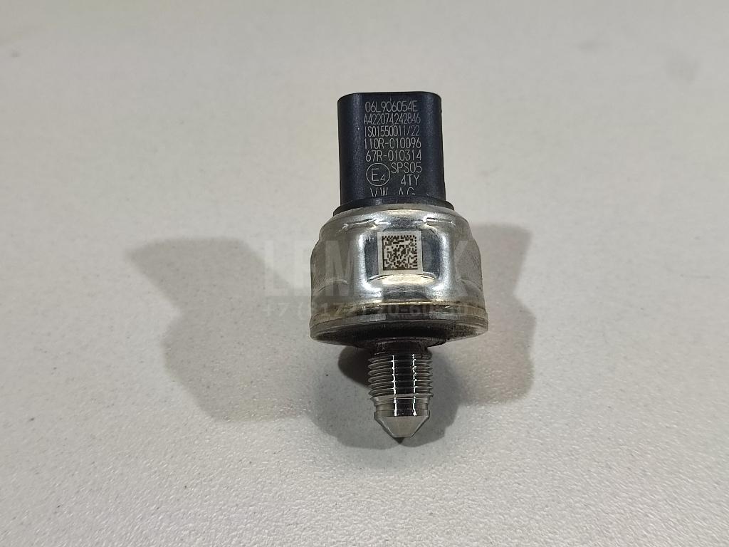 Датчик давления топлива 06L906054E VAG