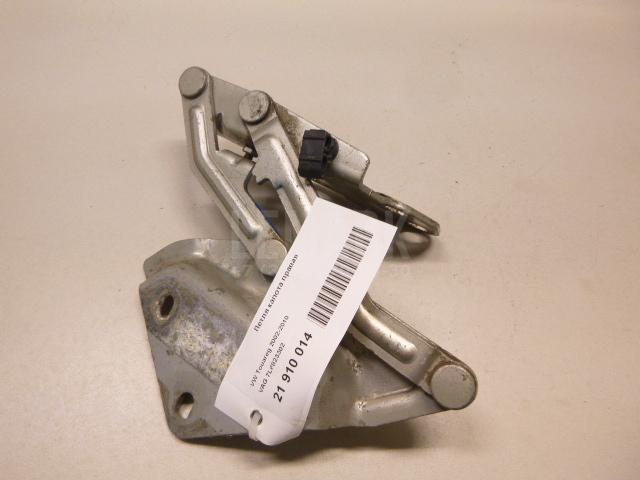 Петля капота правая 7L6823302 VAG