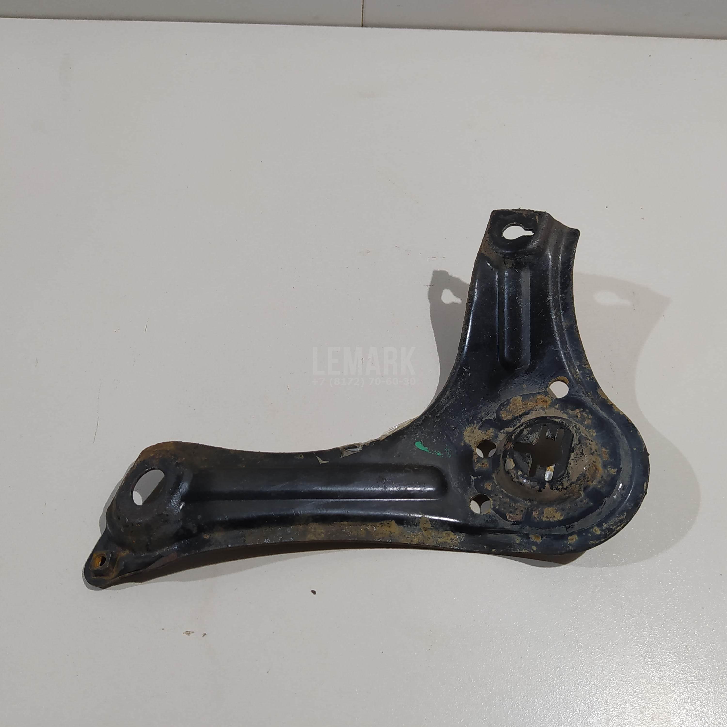 Кронштейн передней балки 62476D3000 Hyundai-Kia