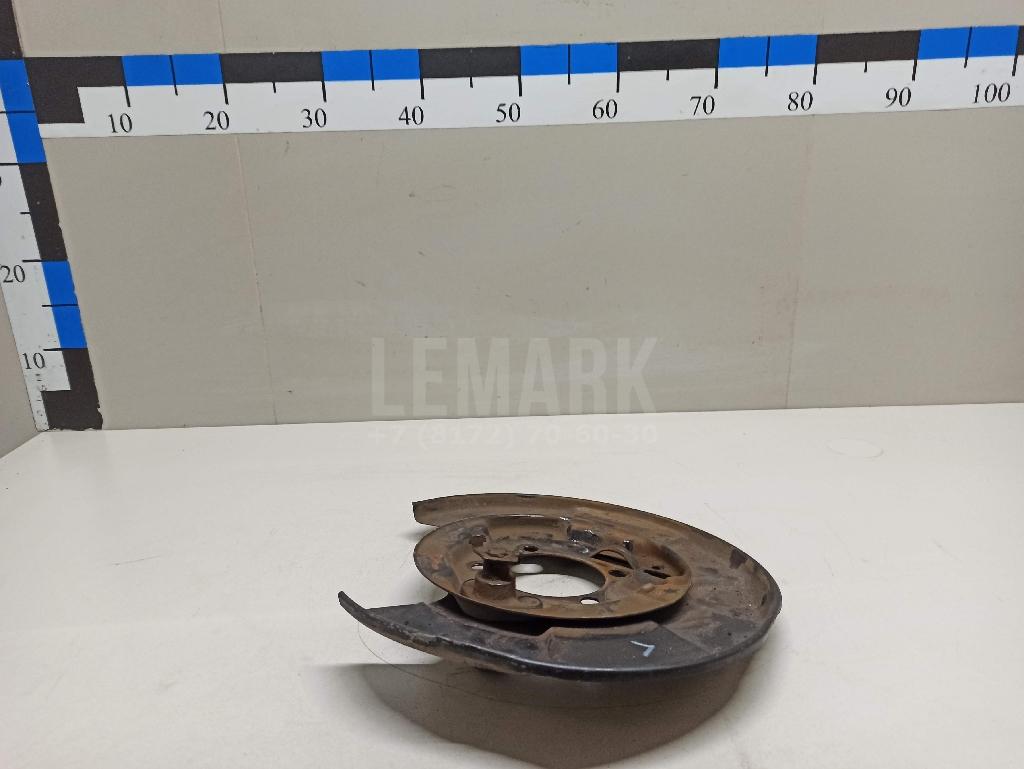 Щит опорный задний левый 465040R020 Toyota