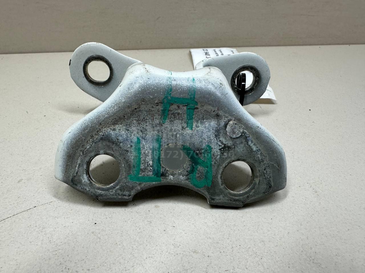 Петля двери передней правой нижняя 6873012120 Toyota