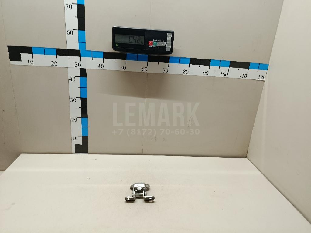 Петля двери передней правой нижняя 6873033021 Toyota