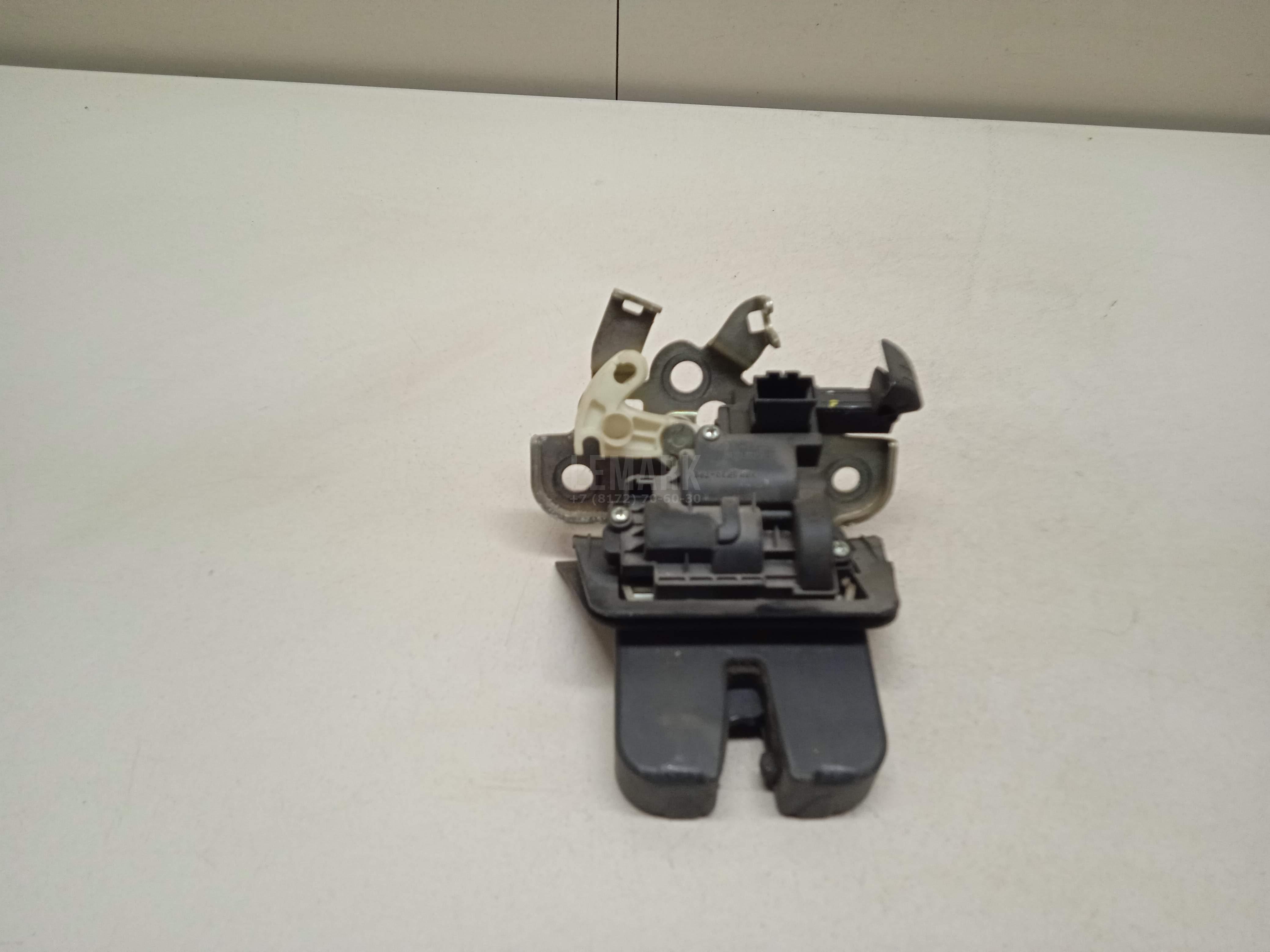 Замок багажника 8R0827505 VAG