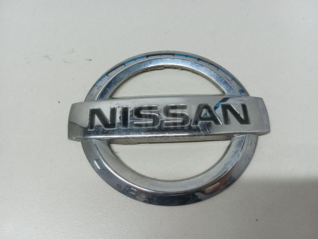 Эмблема на крышку багажника 84890JG000 Nissan