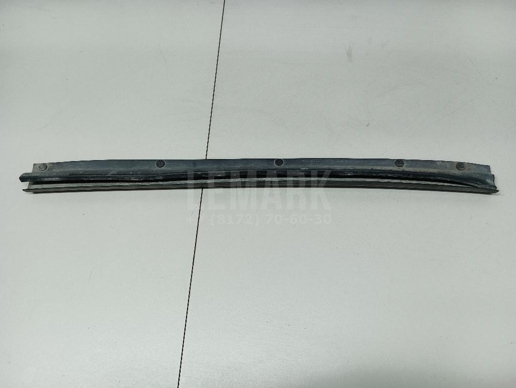 Уплотнитель двери 82839JG000 Nissan