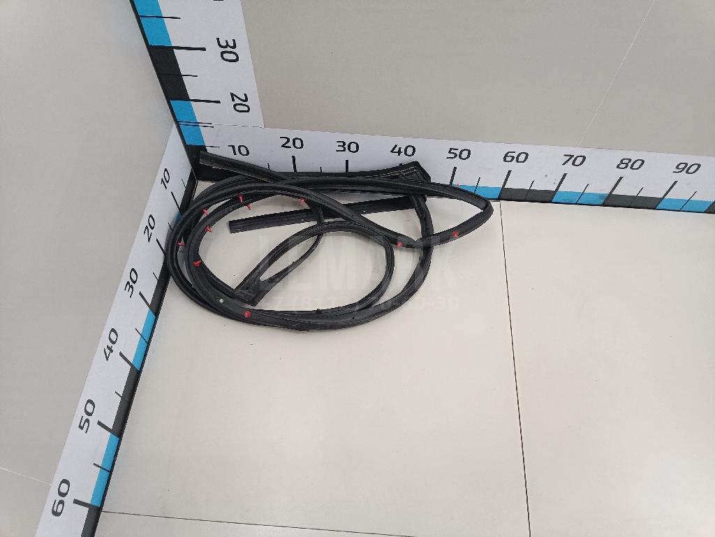 Уплотнитель двери 82831JG000 Nissan
