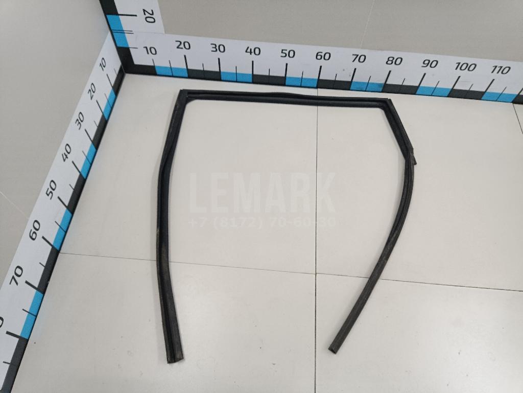 Уплотнитель стекла двери 82331JG000 Nissan