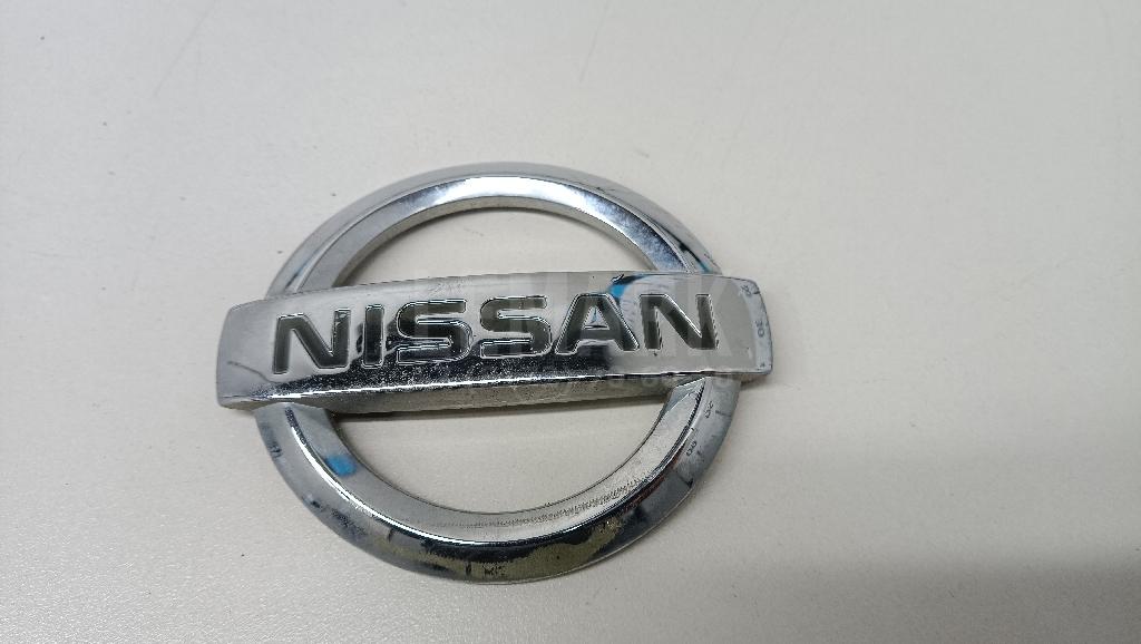 Эмблема на крышку багажника 90890JD000 Nissan