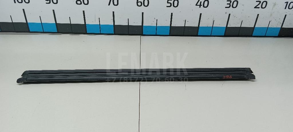 Накладка стекла заднего правого 6R68394785AP VAG