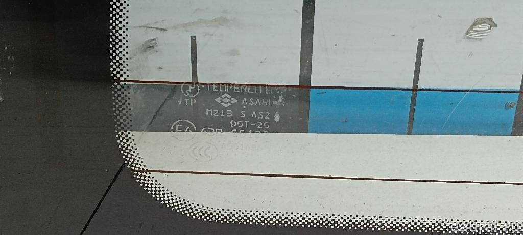 Стекло двери багажника