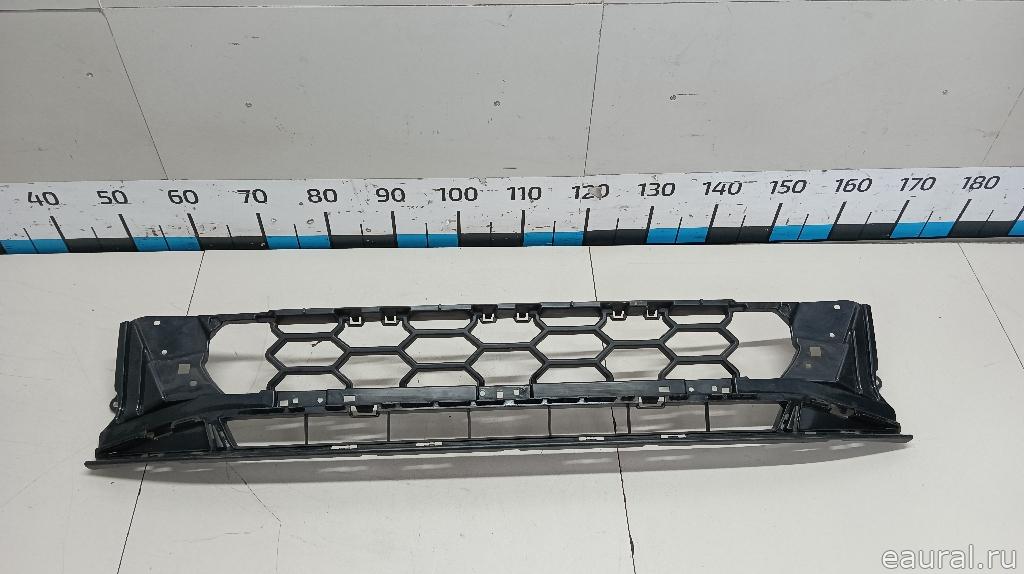 Решетка в бампер центральная