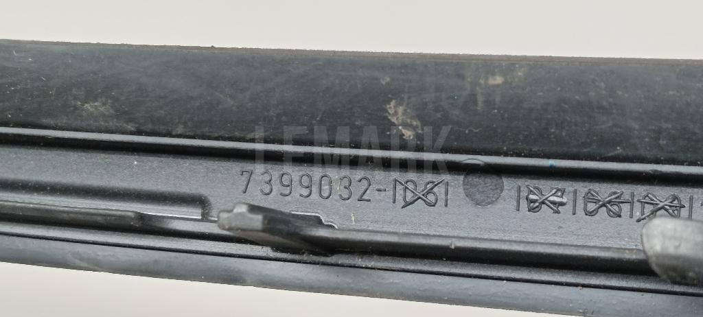 Молдинг лобового стекла для  Cadillac De Ville 1999-2005