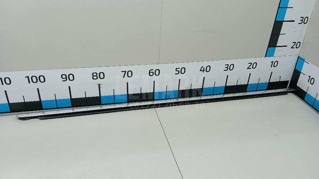 Накладка стекла заднего правого 3C8839476F3Q7 VAG