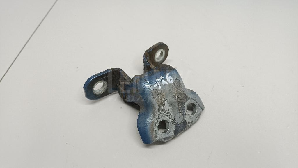 Петля двери передней правой нижняя 687300D030 Toyota