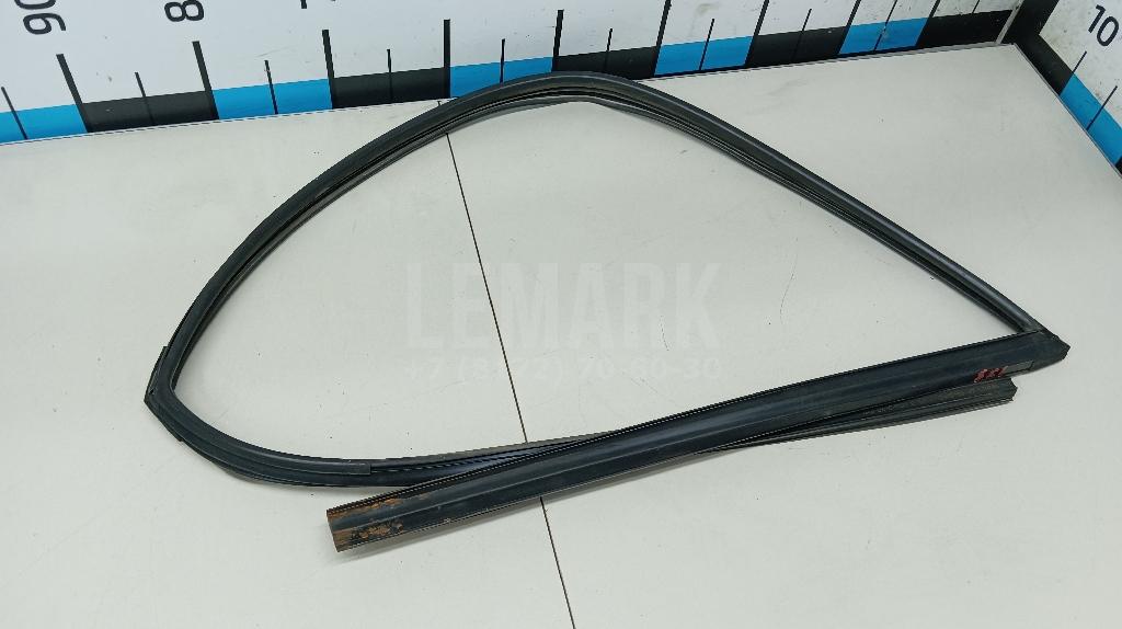 Уплотнитель стекла двери 825401H000 Hyundai-Kia