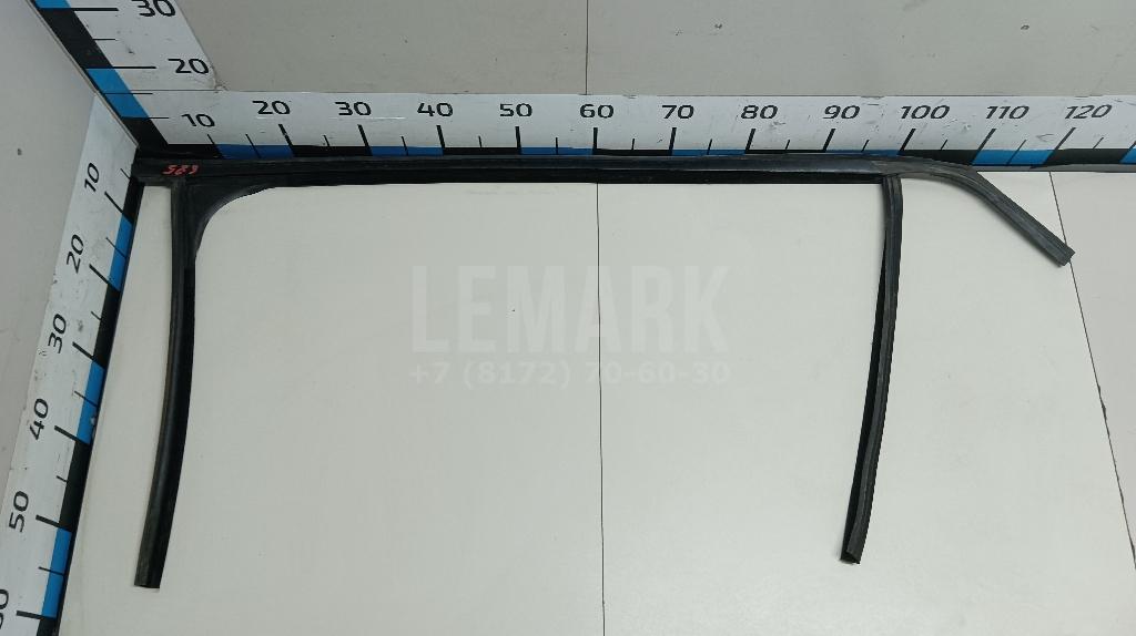 Уплотнитель стекла двери 1685043 Ford