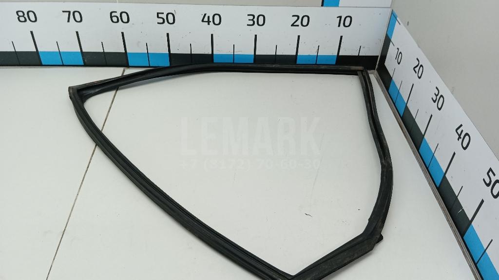 Уплотнитель стекла двери 82330DF31A Nissan