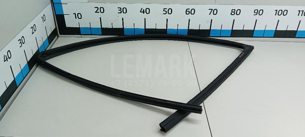 Уплотнитель стекла двери 80330DF31A Nissan