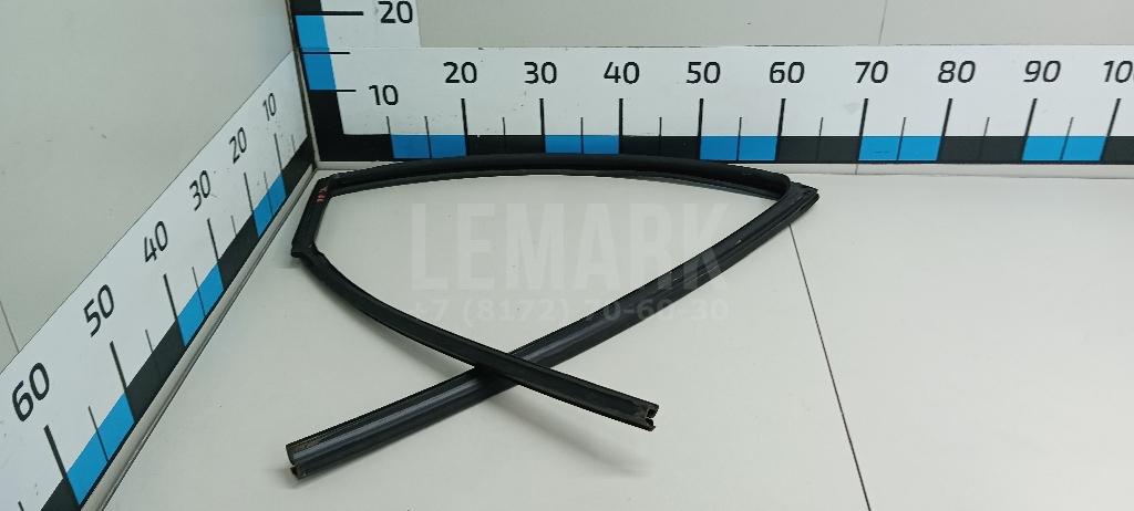 Уплотнитель стекла двери 82331DF31A Nissan