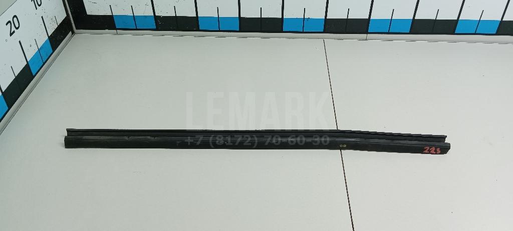 Накладка стекла заднего правого 1523457 Ford