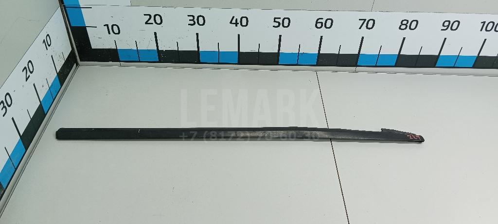 Накладка стекла заднего правого 1748426 Ford
