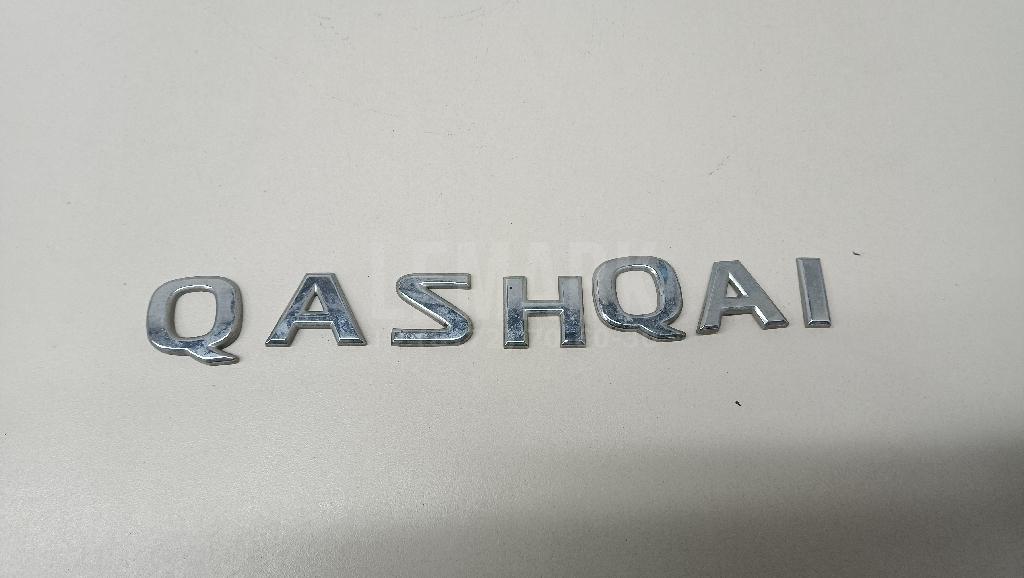 Эмблема на крышку багажника 90892JD000 Nissan