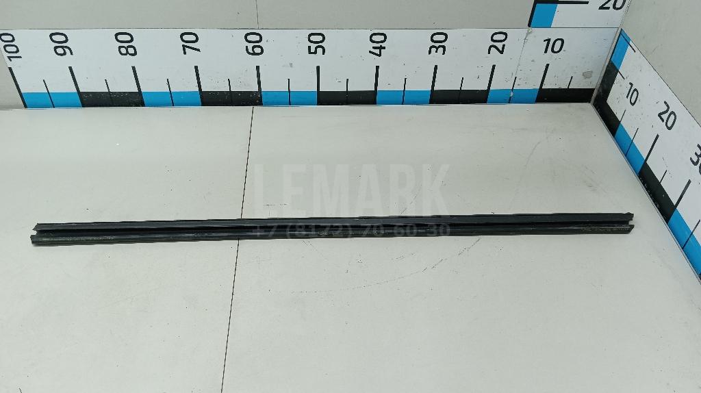Накладка стекла переднего правого 1747502 Ford