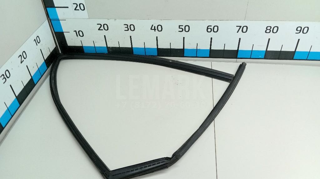 Уплотнитель стекла двери 82331BM90A Nissan