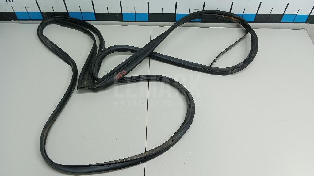 Уплотнитель двери 828304EA1C Nissan