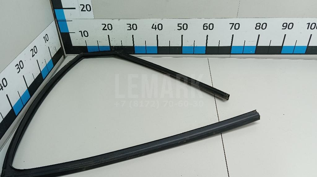 Уплотнитель стекла двери 82330BM90A Nissan