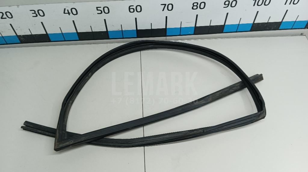 Уплотнитель стекла двери 80330BM90A Nissan